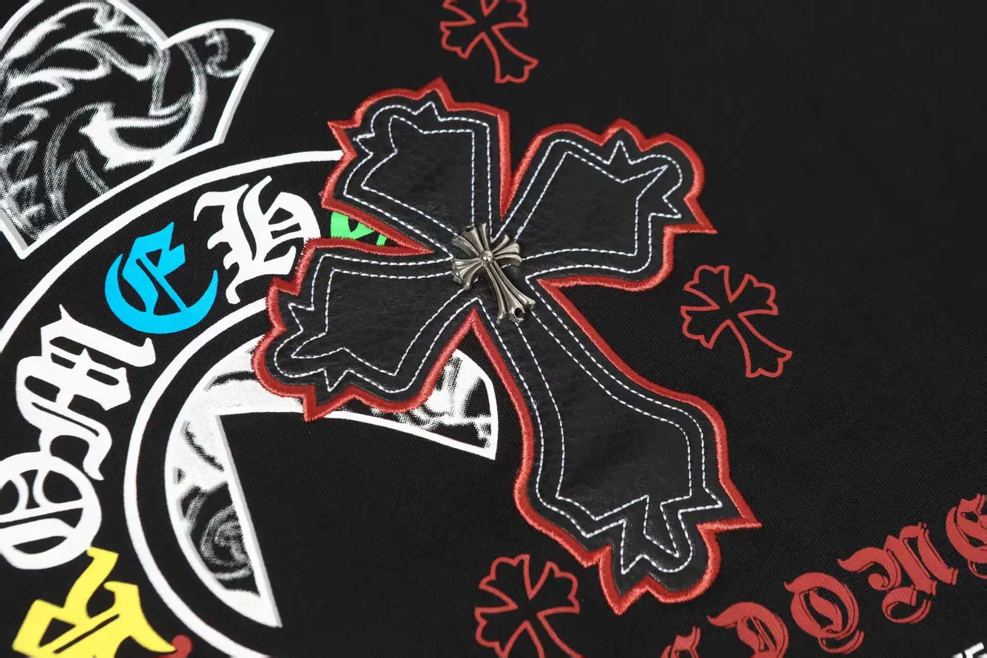 P180 Chrome Hearts* Chrome Hearts are made of 320g double yarn fabric, 1*1 Solona rib, imported digital front and rear white ink direct injection + laser embroidery, hand-nailed hardware accessories, loose version, same style for men and women. Color: Black White Size: XS S M L